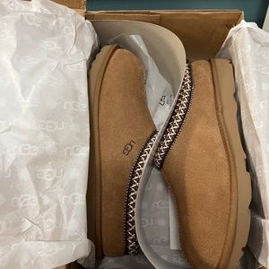 UGG Taman Slipper TAN “big kid” size 6 (W8)